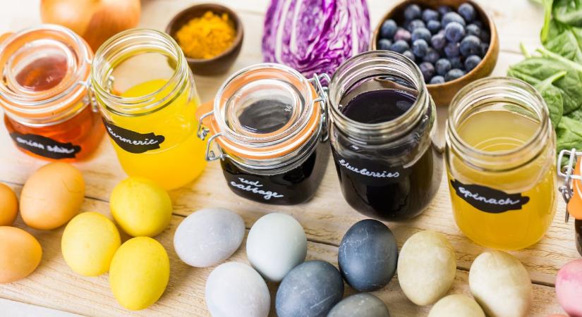 Amit a nagyanyáink még tudtak: a növényi tojásfestés elfeledett fortélyai