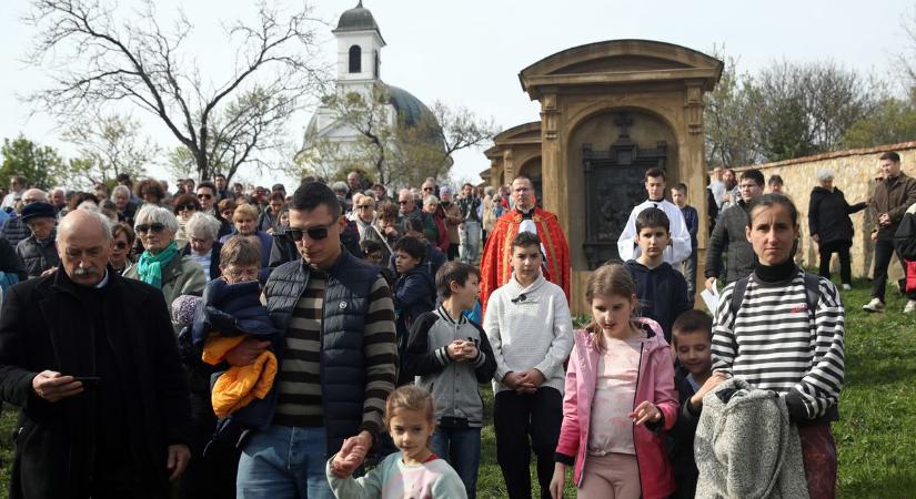 Zsúfolásig telt a Kálvária-domb – különleges nagypénteki keresztút Pécsen (GALÉRIA)