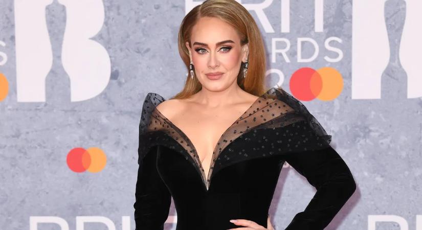 Adele nem csupán egyedülálló hangjával, hanem elképesztő dekoltázsával is lenyűgözi a közönségét – szexi fotók
