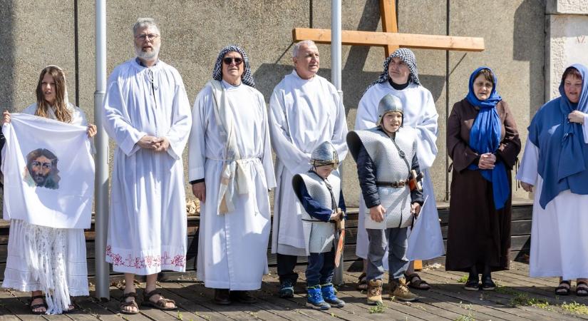 Idén is elkísérték Jézust utolsó útjára: megtartották a tatabányai passiójátékot