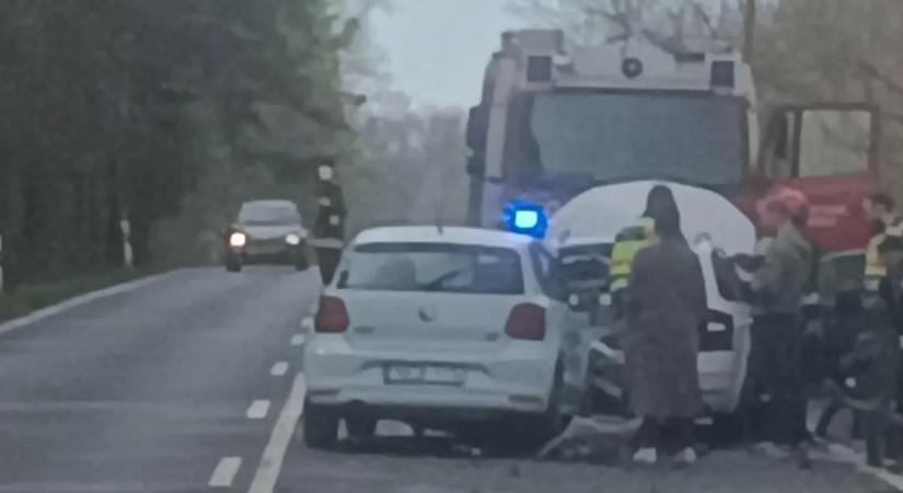 Segíteni akart a bajba jutott sofőrnek: pillanatok alatt súlyos baleset lett belőle