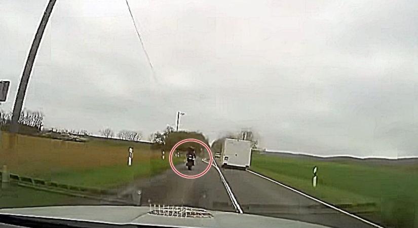 Két liter sör után, rendőrökkel a sarkában száguldozott a falvak között a motoros - videó