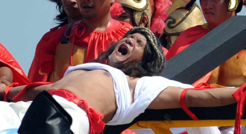 37. alkalommal feszítették keresztre, de korbácsolást idén már nem kért