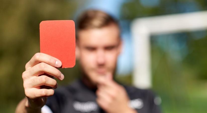 Kitört a pokol a pályán: Évekre eltiltották a magyar csapat vezetőit - rendőrségi feljelentés is született