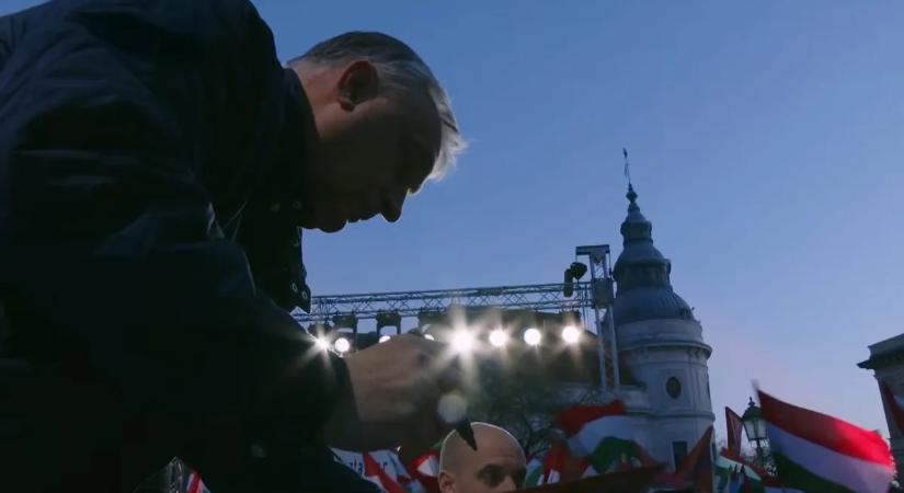 Elképesztően aranyos, komoly segítséget kapott Orbán Viktor