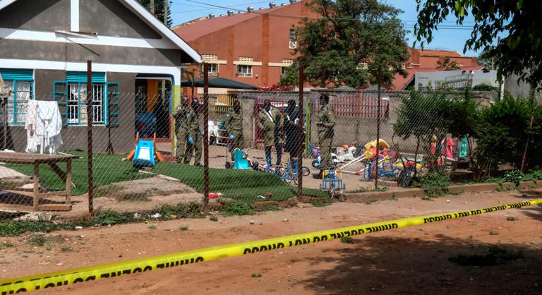 Felfoghatatlan mészárlás: leszúrtak négy kisgyereket egy ugandai óvodában