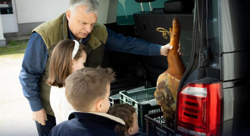 „Érzem a sonka illatát és nagyon büdös” – unokáival vásárolt be húsvétra Orbán Viktor