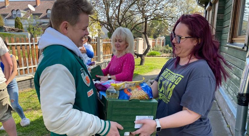 Húsvéti csomagokkal tették szebbé a rászoruló családok ünnepét Baján  fotók