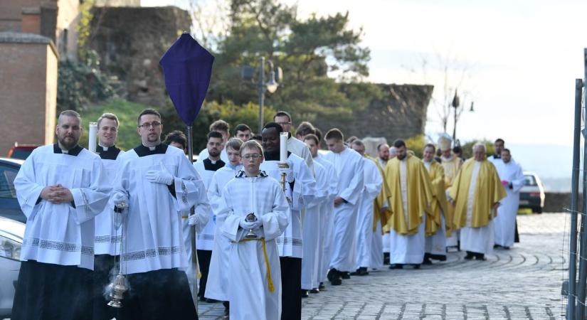 „Most még nem érted, de később megérted” – lábmosással idézték fel az utolsó vacsorát Esztergomban