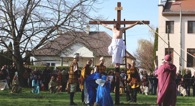 A csíksomlyói passiójáték hozta el a nagypéntek üzenetét Máriapócsra (fotókkal, videóval)