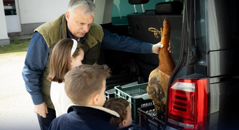 „Érzem a sonka illatát, és nagyon büdös” – unokáival vásárolt be húsvétra Orbán Viktor