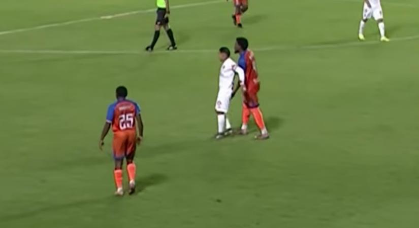 Kiállítottak egy focistát, mert belecsípett az ellenfele fenekébe