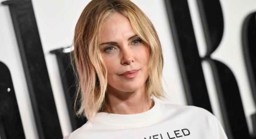 Az 50 éves Charlize Theron falatnyi bikiniben: irigylésre méltó alakja van