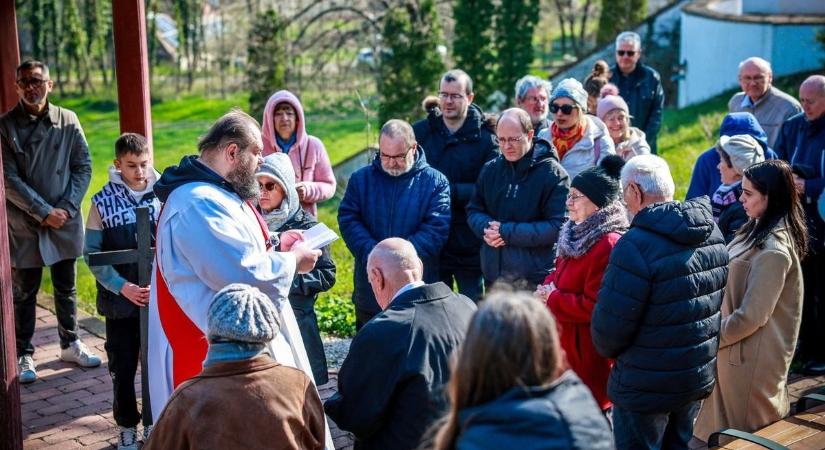 Keresztútjárással emlékeztek a hívek Jézus szenvedéseire (fotóvideó)