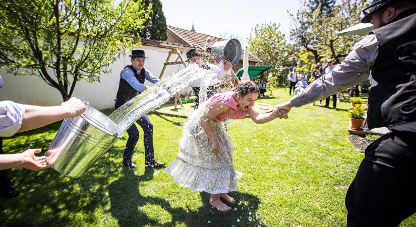 Mivel locsolnak manapság húsvétkor a férfiak? Megnéztük!