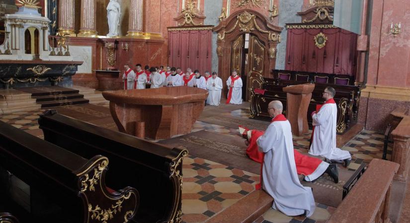 Nagypéntek alkalmából keresztutat és liturgiát tartottak Székesfehérváron (galéria)