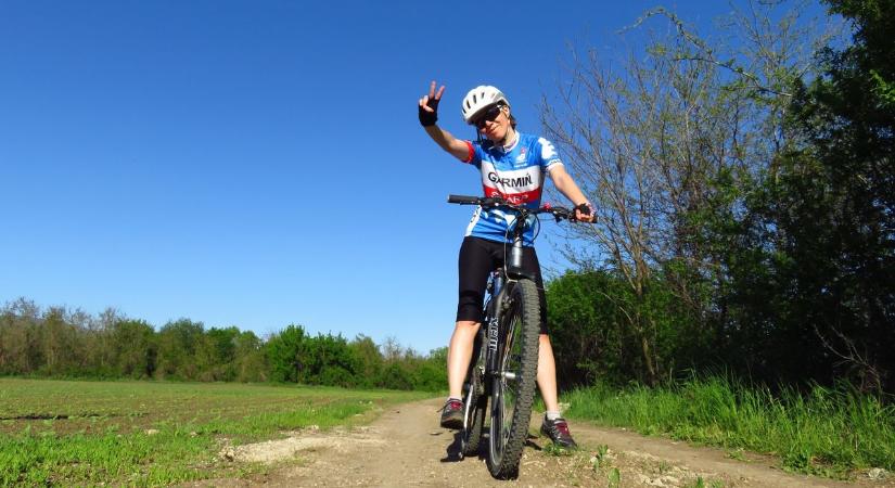 Nem fogod elhinni, mit rajzolt ki biciklivel Gyöngyös utcáira egy nő