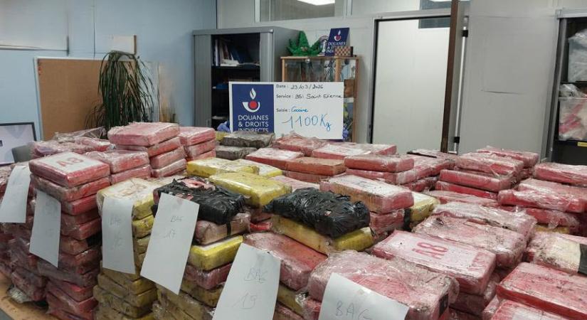 Több mint egy tonna kokaint találtak egy virágföldet szállító teherautóban Franciaországban