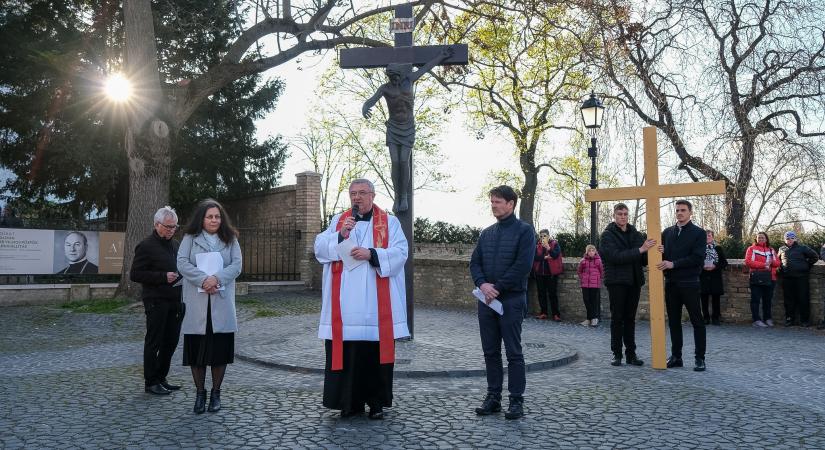 Sokan “járták végig” a győri keresztutat, imádsággal emlékezve