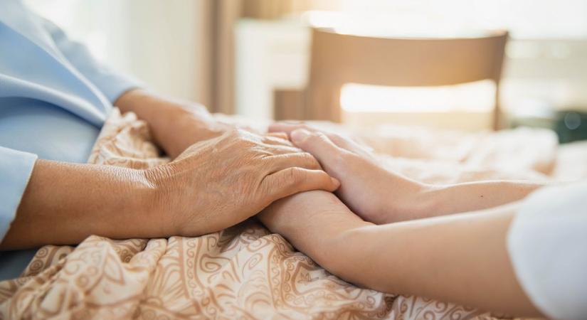 Szorításban a szendvicsgeneráció: munka, gyerek, idős szülők – ki bírja ezt?