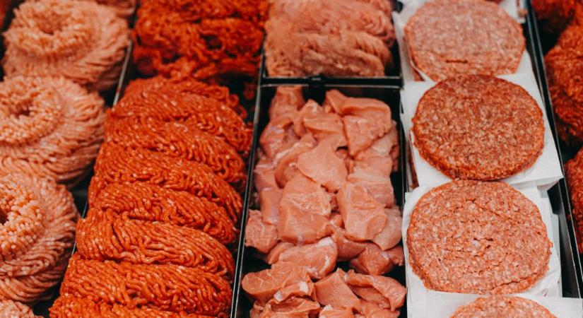 Hamburgert, szalonnát, vajat etet a gyerekeivel, hogy felkészüljenek a világháborúra