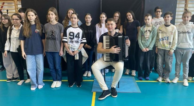 Harmonikaszó töltötte meg a Dózsa iskolát – nem akármilyen nap volt!