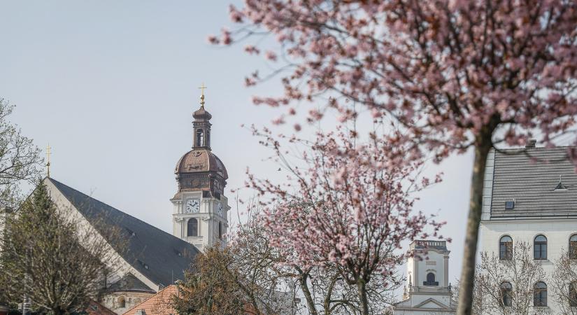 Reggel napsütés, majd borongós idő várható, erős széllel