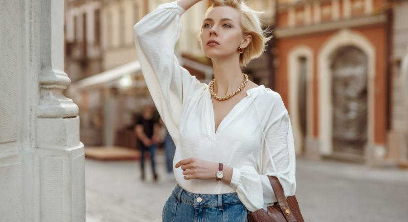 Itt az elavult blúztrend, ami most visszatért, és mindenki ezt viseli farmernadrággal