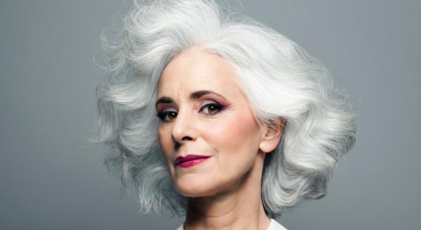 A gyönyörű 58 éves bloggernek mindig tökéletes a sminkje és a frizurája: van mit tanulni tőle