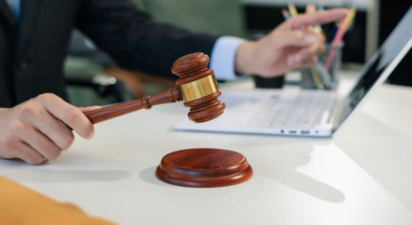 75 férfi alsóneműt és pisztolyt is elárvereznek, fillérekért licitálhatunk a Jászkunságból is