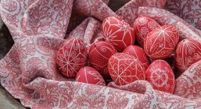 200 éves olasz textilmanufaktúra készített modern lakástextil-kollekciót a Néprajzi Múzeum matyó kötényéből