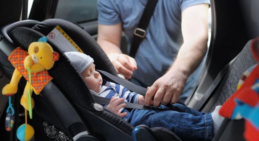 Gyermekülés-kisokos: centiméterekben mérik a zsaruk a súlyos bírságokat!