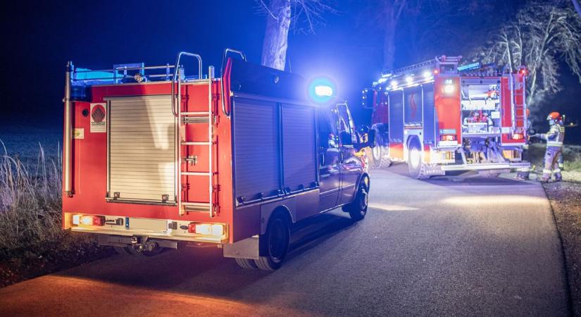 Súlyos baleset Kiskunfélegyházánál, három embert a tűzoltók emeltek ki a roncsból