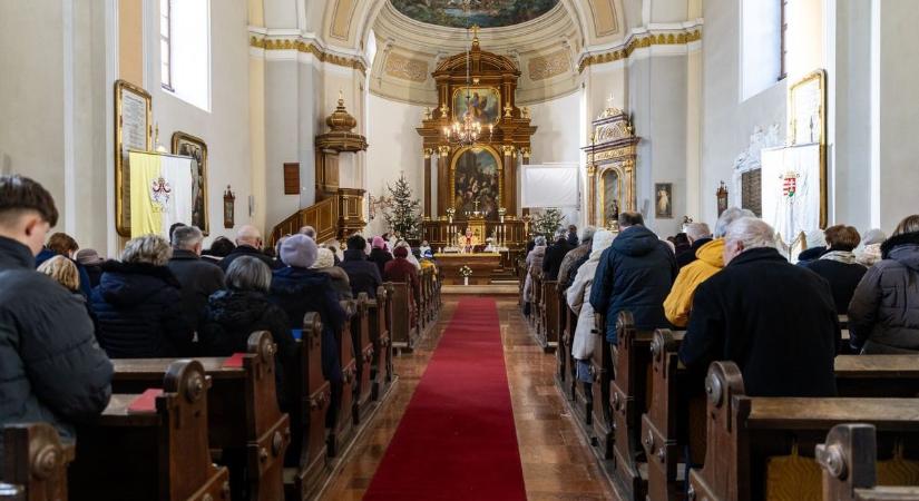 Fény gyúl a sötétben: Feltámadási titkok és a nagyszombati hagyományok ereje