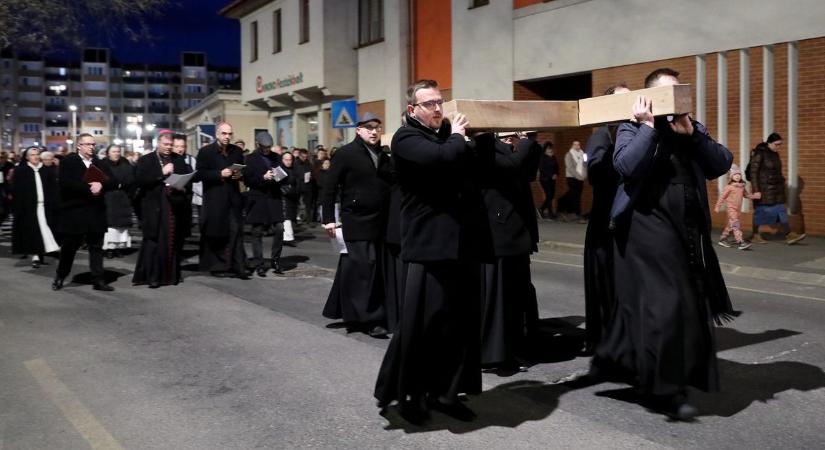 Szombathelyi városi keresztút az Óperint utcai hídtól a Kálvária dombig - sok fotóval