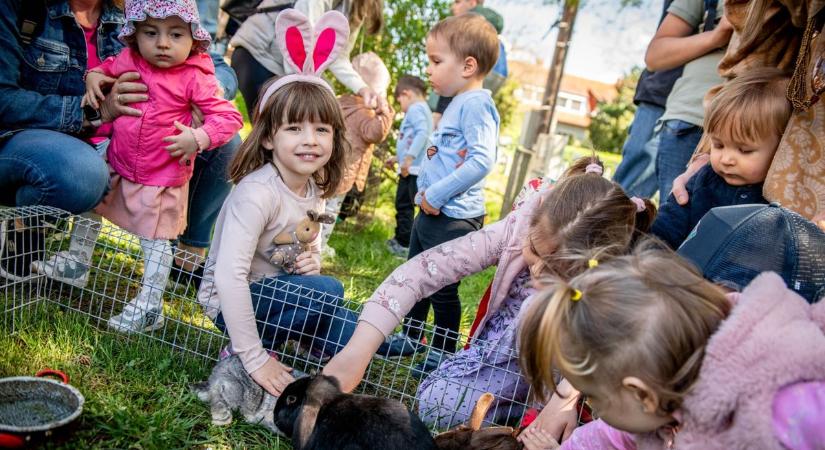 Amikor még vödörrel mentek locsolni: retró fotókon a régi idők húsvétja