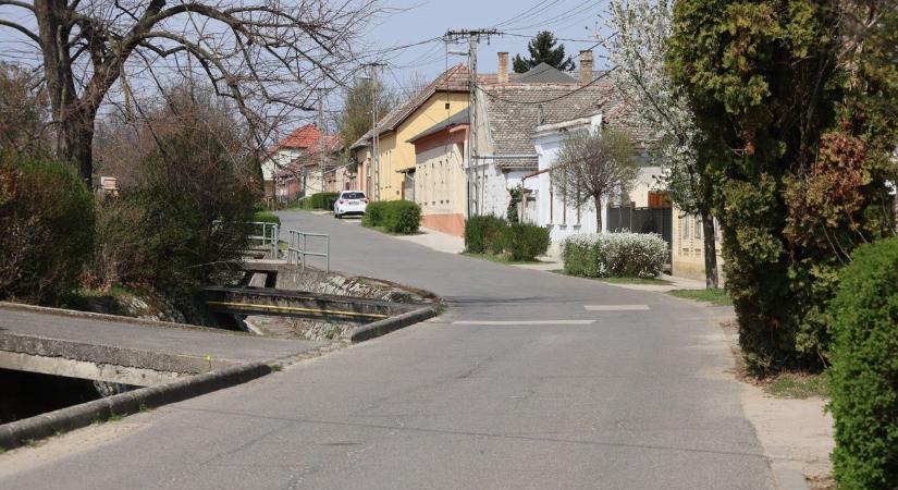 A csőtörés miatt elfolyt víz alámosta a burkolatot, le kell zárni az utcát