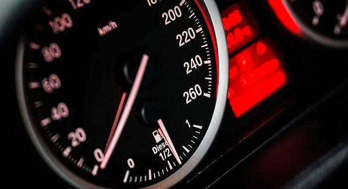 Őrült módon vezetett Óbecsénél, lekapcsolták a rendőrök