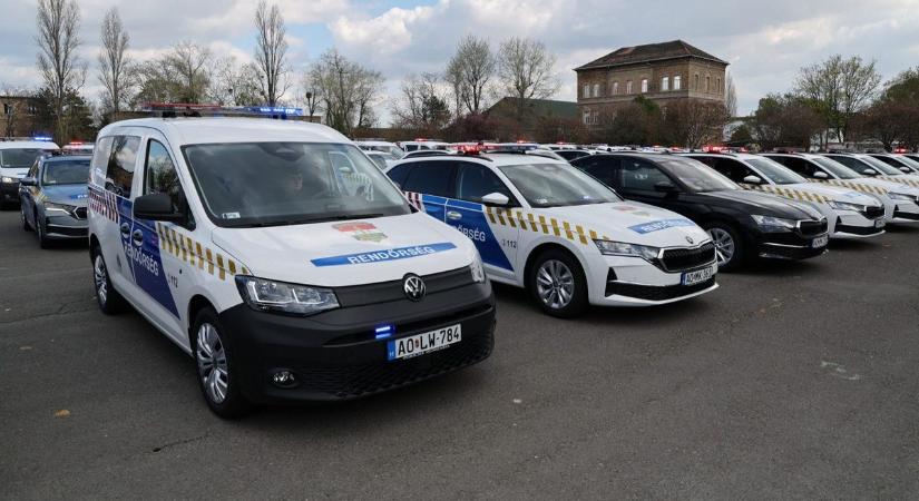 Milliárdos fejlesztés valósult meg a rendőrségnél: több száz új autó állt szolgálatba