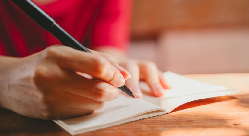 Különleges kezdeményezés: egy napra versek lepik el Szeged utcáit