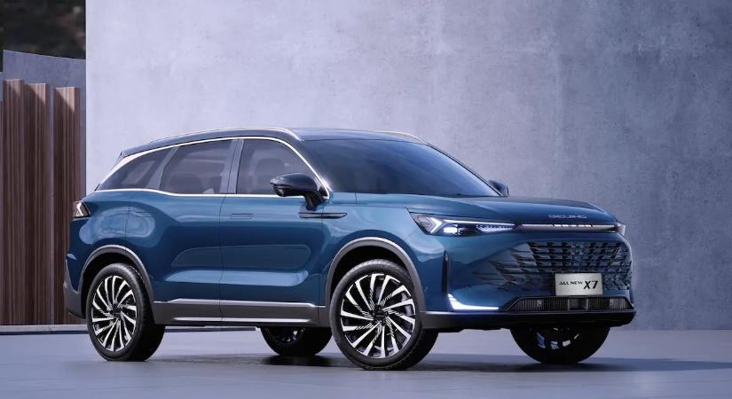 Mercedes-technológiával támad az új kínai autómárka – megnyílt az első szalon Magyarországon