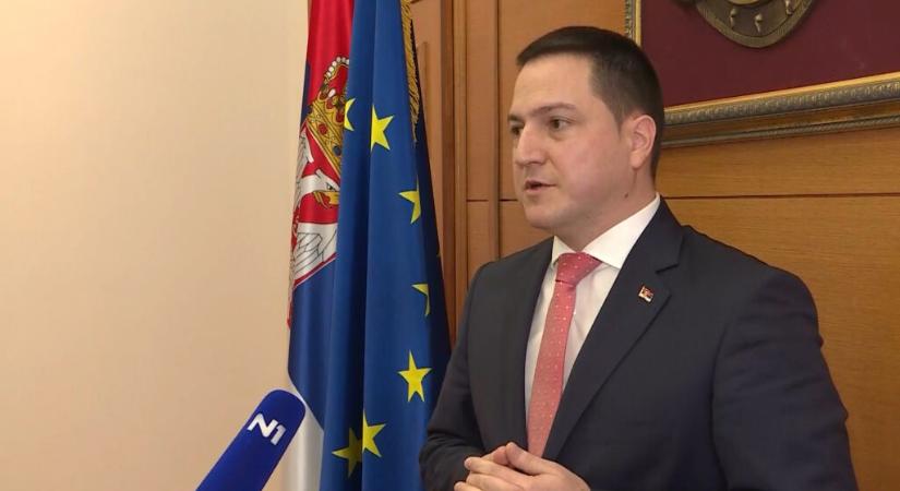 Szerinte a szocialisták önkéntes politikai eutanáziát hajtanak végre, akár ki is zárhatják ezért a pártból