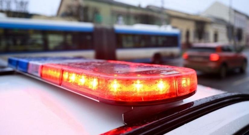 Villanyoszlopnak, majd egy fának csapódott egy autó Debrecenben; riasztották a mentőket is