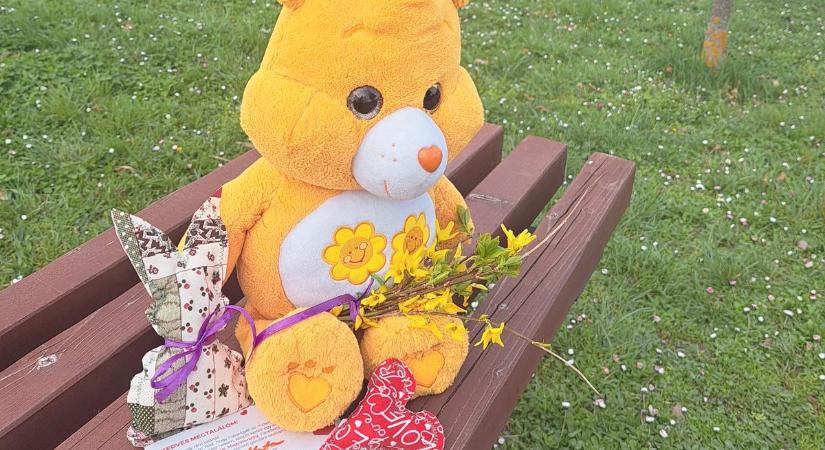Húsvéti meglepetést rejtettek a kaposvári Városliget padjain