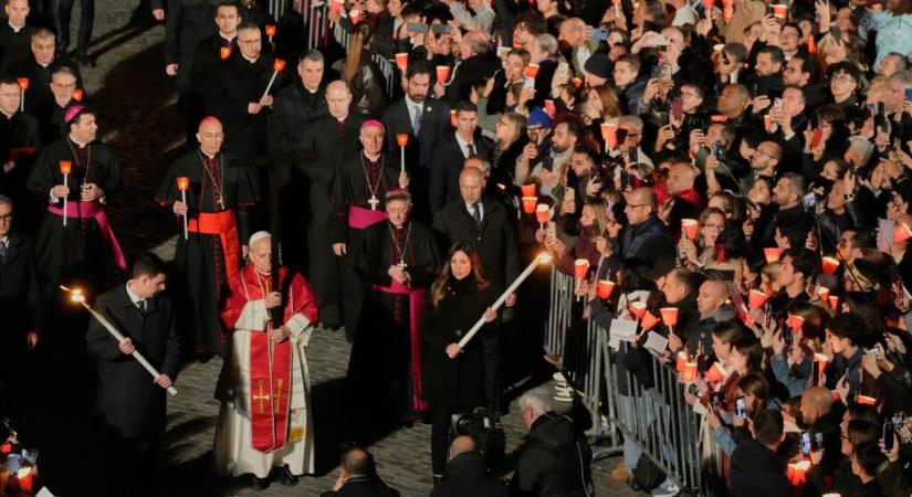 XIV. Leó pápa maga vitte a keresztet minden stáción