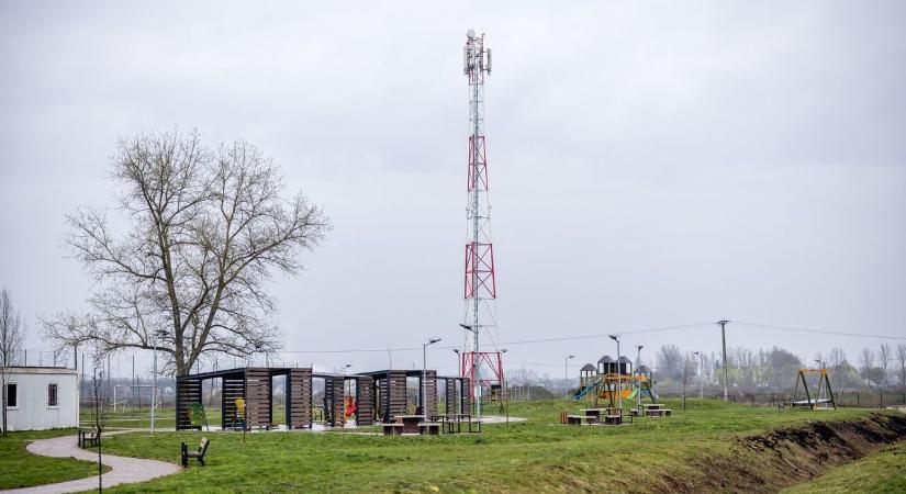 Kikötőfejlesztés és alpakás meglepetés: megújult Tiszapalkonya büszkesége
