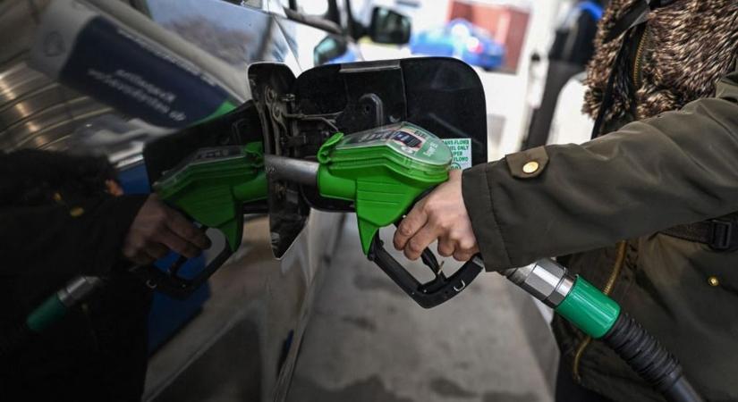 Itt a brutális lista: ilyen árakon tankolhat külföldön