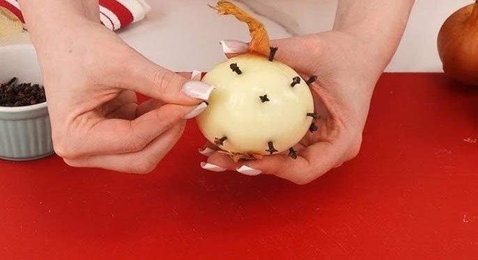 Szegfűszeget szúrt egy fej hagymába, ezzel a módszerrel egész nyáron nem volt gondja ezzel a hatalmas problémával!