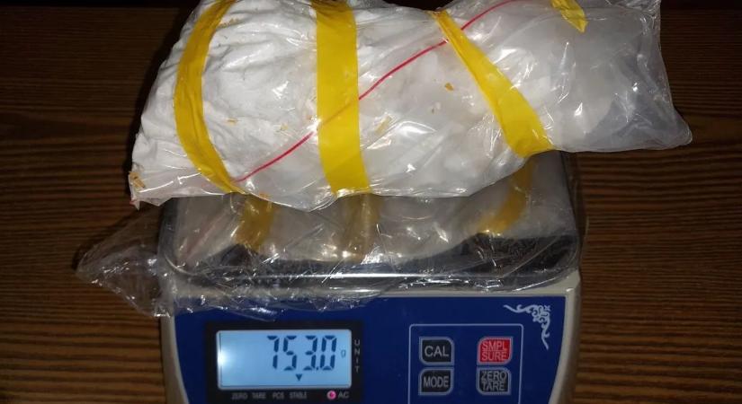 700 gramm és milliók a zsebben – így bukott le a törökszentmiklósi díler