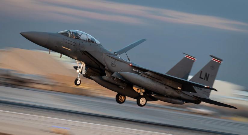 Irán lelőtte az első amerikai vadászgépet